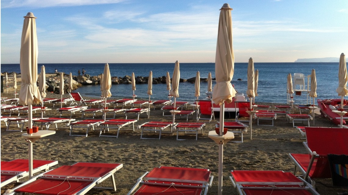Varazze Spiaggia Banidera Blu – Hotel Ideale Varazze – Albergo tre stelle sul mare in Liguria
